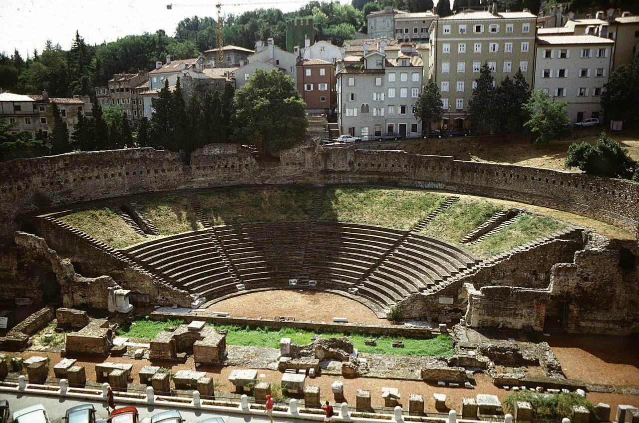 Residence Teatro Romano Trieste Luaran gambar